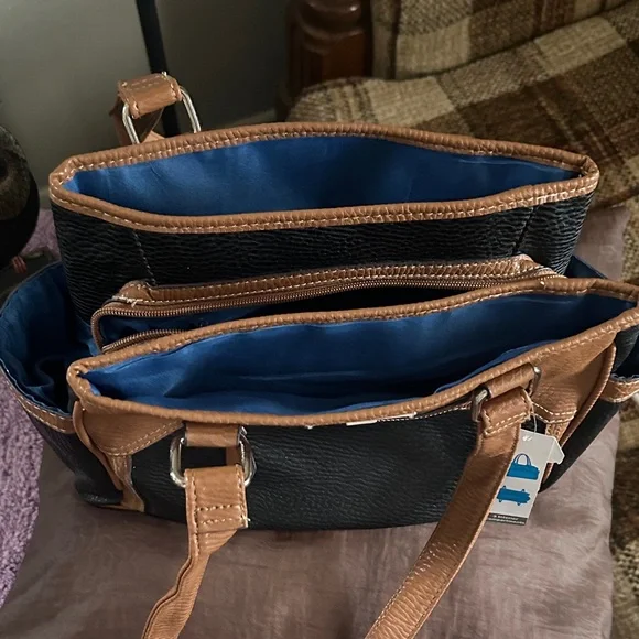 Elegant Black and Tan Handbag - Picture 4 of 5